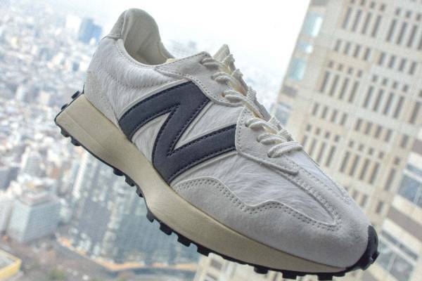 ニューバランス×アトモスの新作白スニーカー、スエード×ハラコレザー×合皮アッパーの「327」など