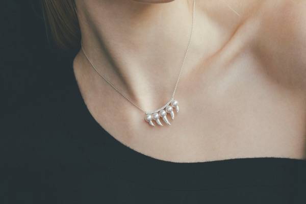 TASAKI「デインジャー」新作“牙”モチーフのジュエリー、パール×ダイヤモンドのネックレス