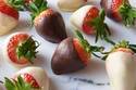 ゴディバカフェの新作スイーツ「チョコレートストロベリー」“ジューシー苺”に濃厚チョコをディップ