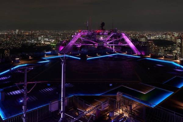 六本木ヒルズ展望台のバレンタイン2023、特別仕様のライトアップ＆チョコの香りのアロマ演出