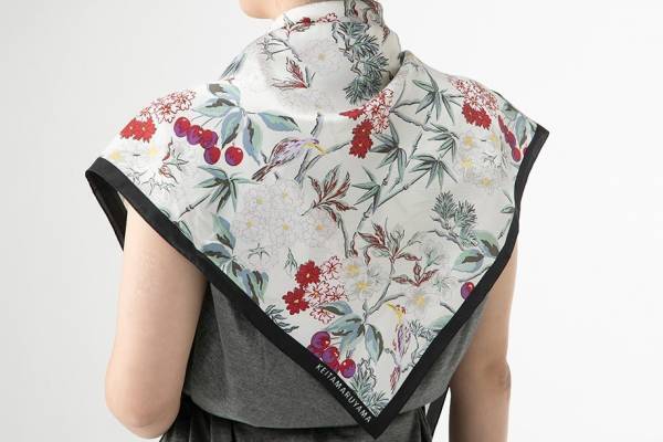 「ケイタ マルヤマ」日本の桜モチーフのチェリー柄スカーフ、“富岡シルク”とコラボ