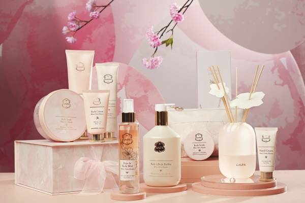 ラリン“桜の花びらに滴るしずく”着想23年春コスメ、甘い香りのボディスクラブ＆全身用ミスト