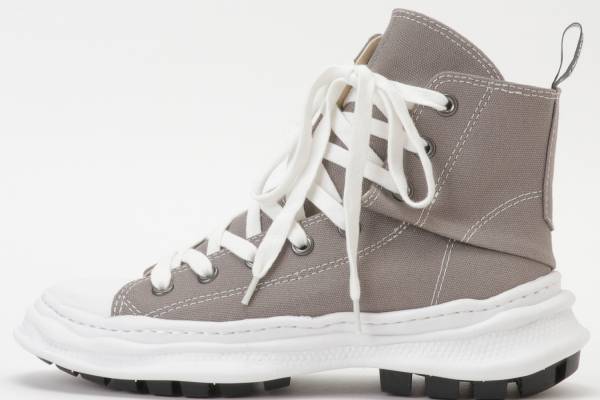 リミ フゥ×メゾン ミハラヤスヒロ“ねじれ”アッパーの新作スニーカー、サイドジップ付き