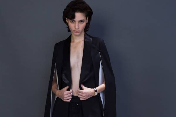 チノ、ケープ仕様のショールカラージャケット＆レースアップ装飾のミニドレス