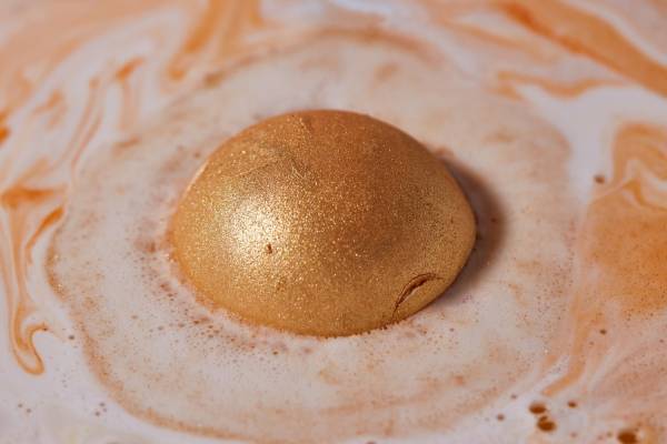 ラッシュ“金色に輝く”「ドラゴンの卵」バスボム登場、爽やかベルガモットの香り