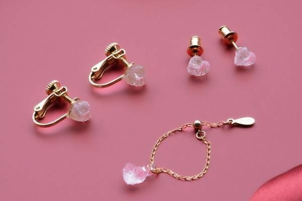 ガラスメーカー「ハリオ」“ハート型”アクセサリー、砂糖をまぶしたようなガラスピアス＆リング