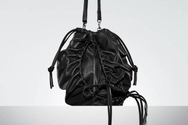 ディスコード ヨウジヤマモト新作レザーバッグ、“ギャザードレス”着想巾着＆シルバートート