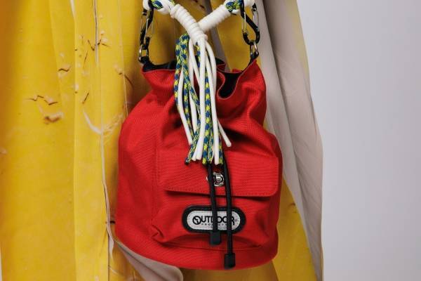 ノントーキョー×アウトドアプロダクツの2WAYバッグ、“編み込みコードハンドル”付き