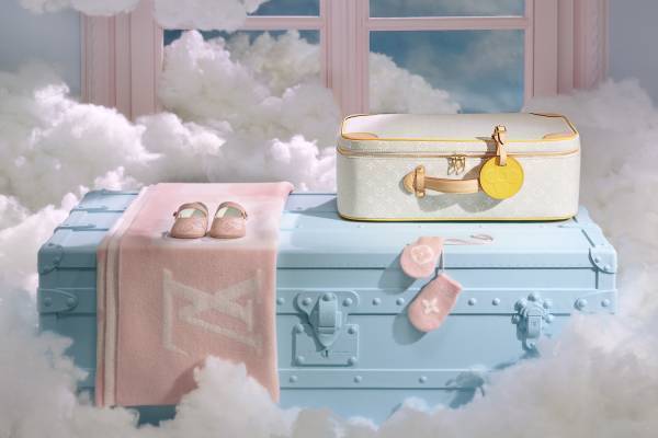 ルイ・ヴィトン初のベビーコレクション誕生、“モノグラム柄入り”カシミヤソックス＆テディベアも