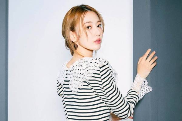 リリー ブラウン×宮脇咲良のコラボ新作、“刺繡レース”を配したニットワンピース