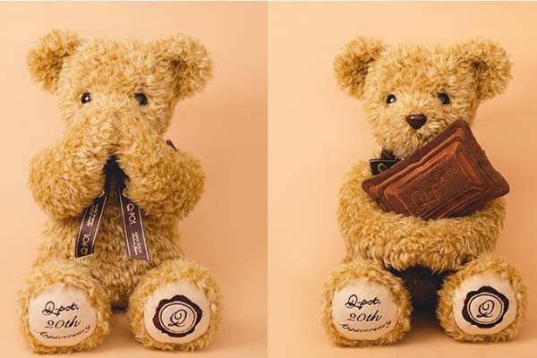 Q-pot.のバレンタイン限定ぬいぐるみ、“チョコレート”をハグするテディベア