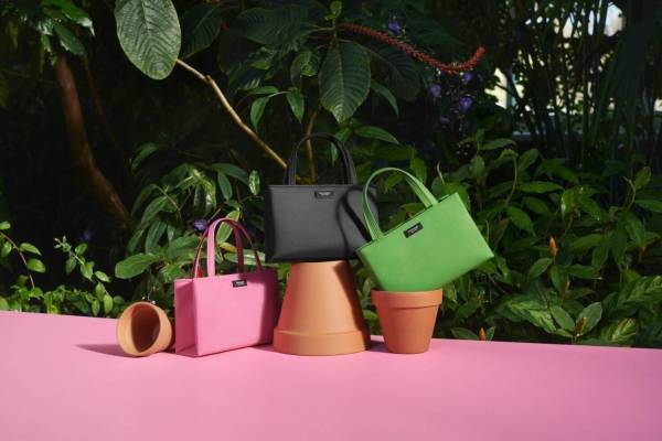 ケイト・スペードのアイコンバッグ「サム」新作、限定カラー“ブルークレイ”や立体フラワーのトート