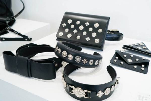 TOGAの2023年秋冬バッグ＆アクセサリー、メタルコンチョを並べたポーチやヘッドバンド