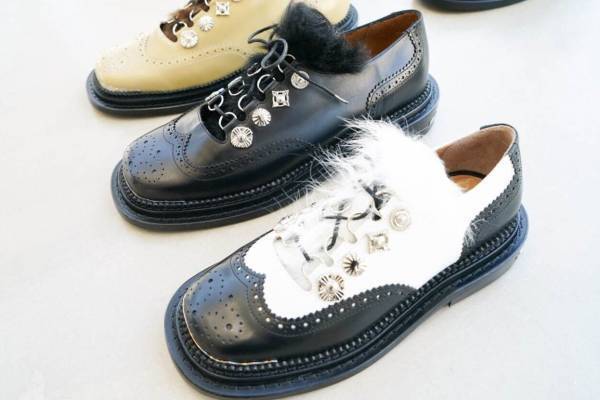 トーガ プルラ＆トーガ ビリリースの23年秋冬新作シューズ、メタルコンチョを配したサボサンダルなど