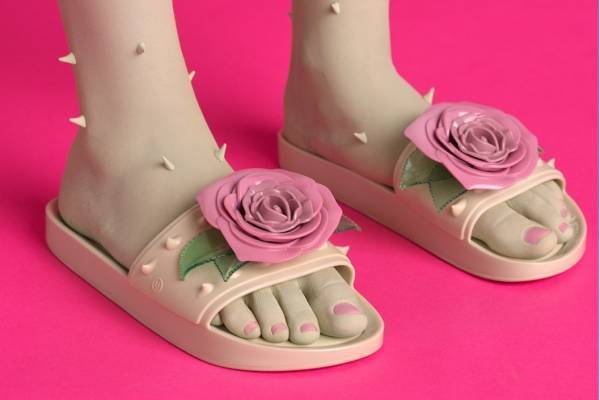 アンダーカバー×メリッサ初コラボ、大きなバラ付PVCサンダルや“カミソリリボン”のショルダーバッグ