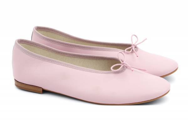 レペットの23年春夏新作シューズ、くすみピンクのバレリーナシューズ＆真っ赤なメリージェーンなど