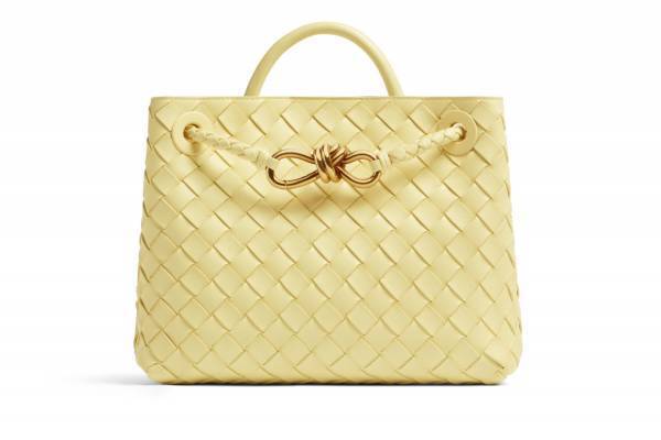 ボッテガ・ヴェネタ新作バッグ「アンディアーモ」編み込みレザーに“結び目”フック配して