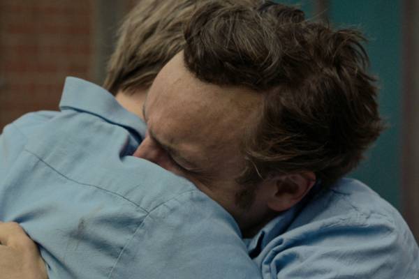 映画『大いなる自由』二次大戦後のドイツ、“愛する自由”を求め不条理な法と闘う同性愛者の男を描く