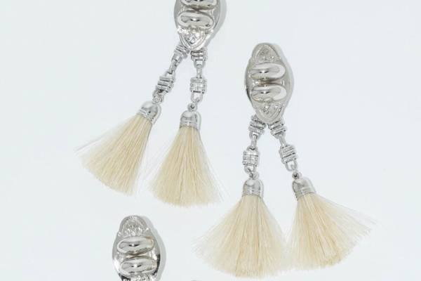 TOGAの2023年秋冬アクセサリー、“花咲く”メタルピアス＆フリンジイヤリングなど