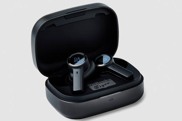 オニツカタイガー「バング＆オルフセン」の高性能イヤホン、ブラック×ロゴ入り充電ケース