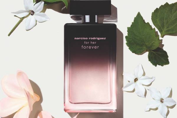 ナルシソ ロドリゲス新作フレグランス、人気「フォーハー」にホワイトフラワー＆ムスク香る新作