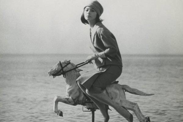 写真家・奈良原一高の個展「Fashion」六本木で、森英恵の衣装を纏った“ファッション写真”など