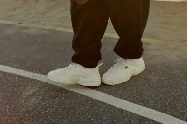 ステューシー＆ナイキ、ワントーンにまとめたスニーカー「エア ペニー 2」やロゴ入りスウェットなど