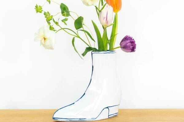 “ブーツ”型花瓶「くつのかびん」陶芸家マリアンヌ・ハルバーグの新作、手描きタッチ×ホワイト
