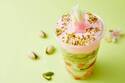 リンツ“さくら×ピスタチオ”の春限定ショコラドリンク、桜型ホワイトチョコレートをトッピング