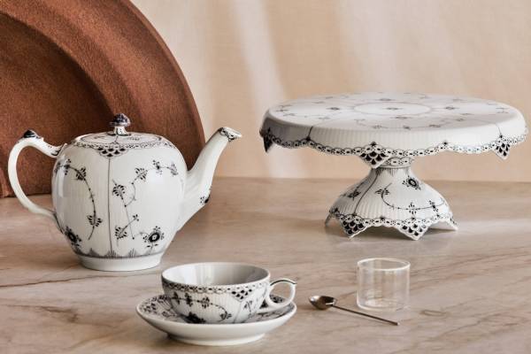 ロイヤル コペンハーゲン“黒レース”新作テーブルウェア、カタツムリが乗ったティーポットなど
