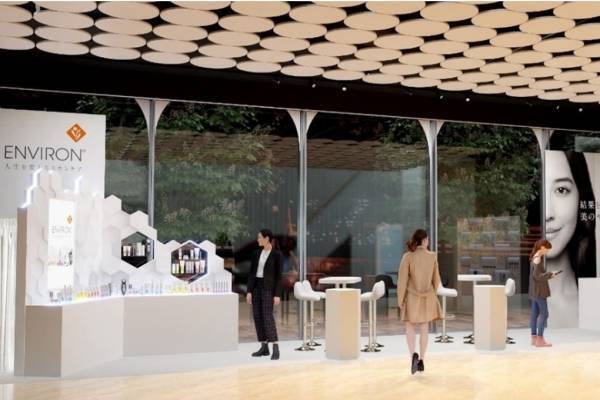 「エンビロン」限定イベントがアットコスメ東京で、全ホームケア製品が集結＆限定スキンケアセットも