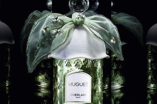 ゲラン“スズラン”の限定フレグランス「ミュゲ」"花弁が重なる”セラミック装飾＆刺繍入りリボン