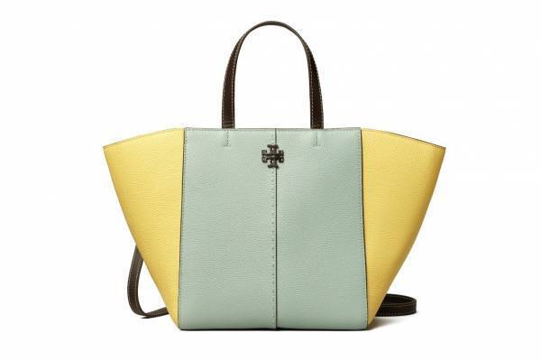 トリー バーチのバッグ「マックグロー」新作、シルエットが変わる扇状ボディ＆ダブルTロゴ