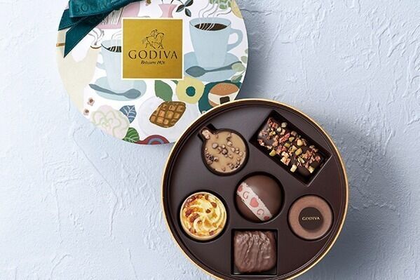 ゴディバの23年ホワイトデー限定チョコレート「ゴディバ カフェ」のスイーツやドリンクを表現