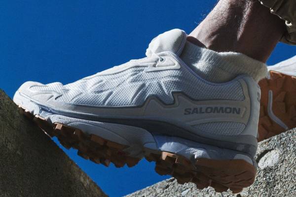 サロモン×アンドワンダーのコラボスニーカー、“トレイル風景”着想のライン入りアッパー