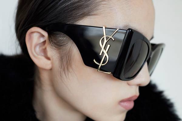 サンローラン新作サングラス「ブレイズ」キャットアイ＆“YSL”ロゴを配したワイドテンプル