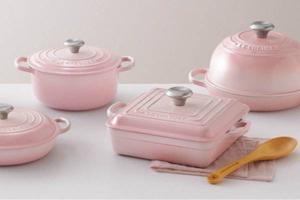 ル・クルーゼ“春色”キッチンウェア、ピンクグラデの鋳物ホーロー鍋＆マットカラーの花型鍋