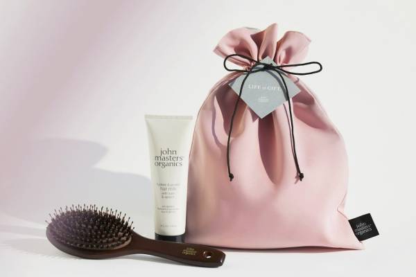 ジョンマスターオーガニック23年春ヘアケア、"春色巾着付き”人気ヘアミルク＆ブラシのセット