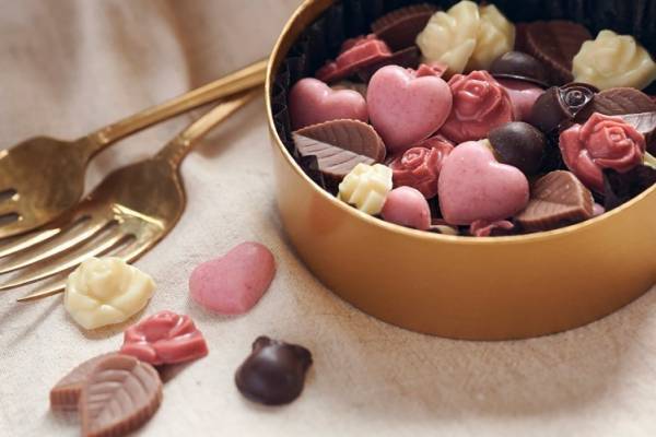 薔薇チョコ「メサージュ・ド・ローズ」23年ホワイトデー、“ローズの蕾”やハート型ショコラ