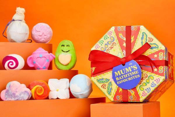 ラッシュ「母の日」限定バスアイテム、“英国伝統ケーキの香り”のソープ＆ティーポット型バスボムなど