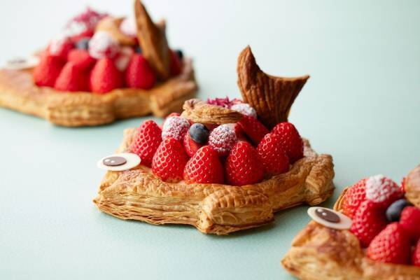 グランドニッコー東京 台場のエイプリルフール限定“魚パイ”、いちごなどベリー3種を贅沢にトッピング