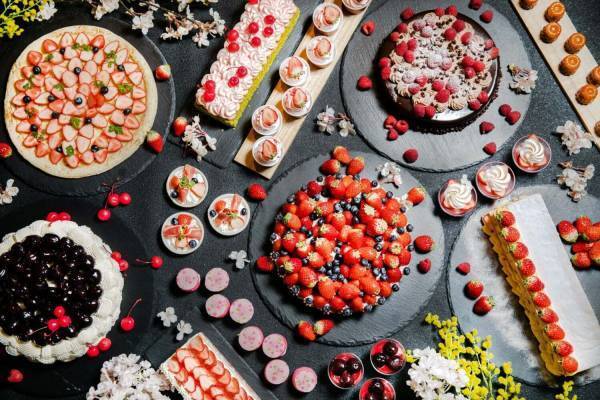 新横浜プリンスホテル「桜＆苺」スイーツブッフェ、“搾りたて”桜モンブランや苺クレープなど