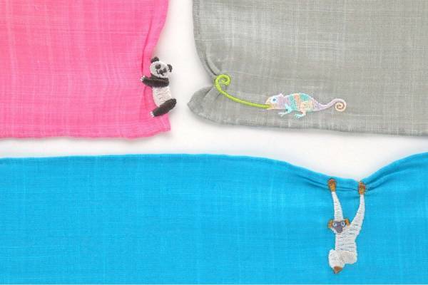 縁を引っ張るパンダ＆白雪姫モチーフの新作ハンカチーフ、「クラシクス・ザ・スモールラグジュアリ」から