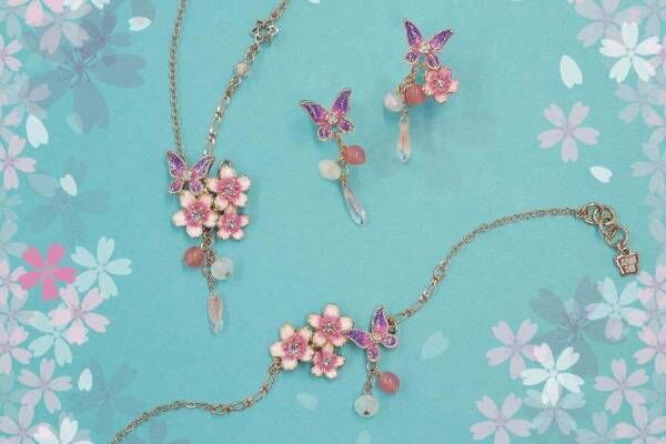 アナ スイ“桜×蝶”モチーフの新作ネックレス＆ピアス、華やかな桜の花びらやピンク色のガラス
