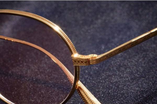 アイヴァン 東京ギャラリー限定サングラス、手彫り装飾入り大き目フレーム×カラーレンズ