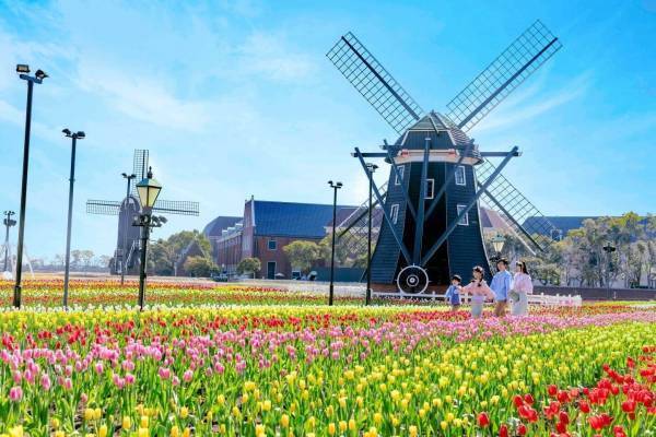 長崎・ハウステンボス「100万本のチューリップ祭」音楽に合わせて光るナイトチューリップも