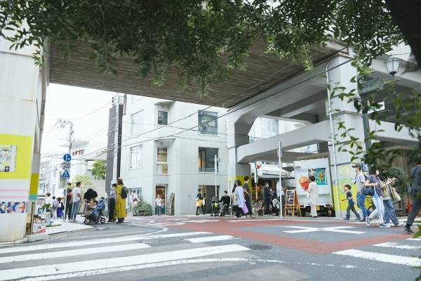 学芸大学駅高架下がリニューアル - 飲食店やテイクアウト店が開業、公園のようなテラススペースも