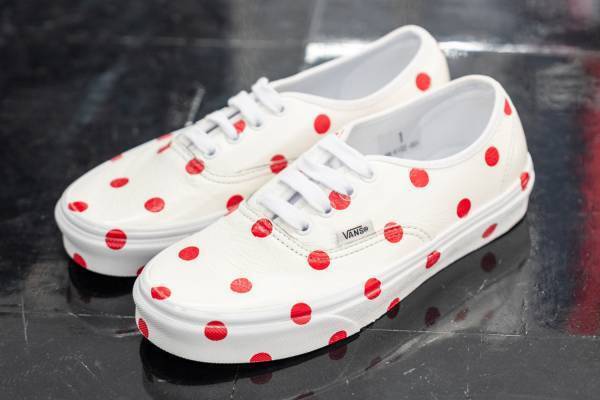 コム デ ギャルソン・ガール×VANS、“赤いドット柄”プリントのコラボスニーカー
