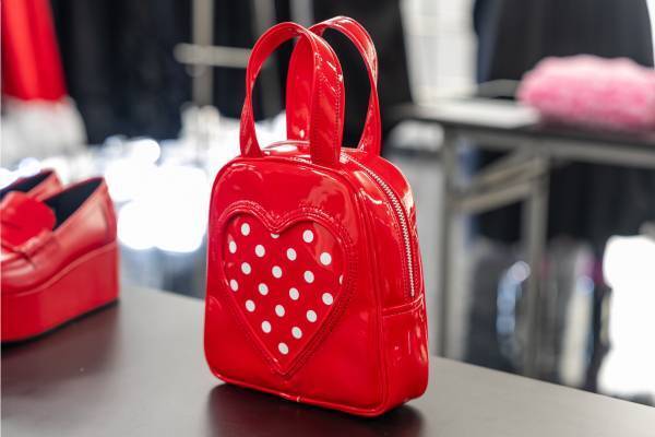 コム デ ギャルソン・ガール“ドット柄ハート”のバッグ、レッドorブラックの2色展開