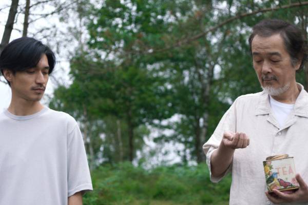 映画『コットンテール』妻の散骨でイギリスに、家族の愛の物語 - リリー・フランキー×錦戸亮が親子役